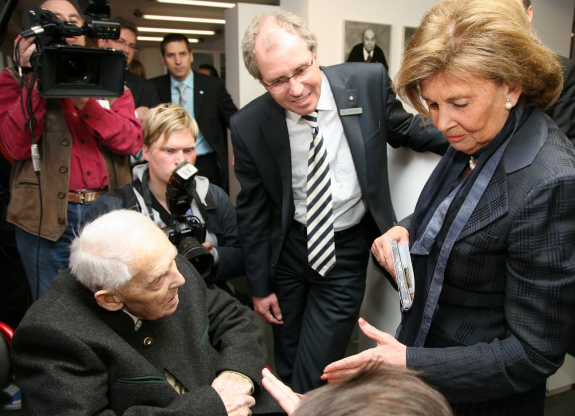 Eröffnung der neukonzipierten Erinnerungs- und Gedenkstätte im April 2010. Landrat Manfred Müller spricht in der neuen Dauerausstellung „Ideologie und Terror der SS“ mit dem österreichischen KZ-Überlebenden Leopold Engleitner und Frau Dr. Charlotte Knobloch, damalige Präsidentin des Zentralrats der Juden ©Archiv Kreismuseum Wewelsburg